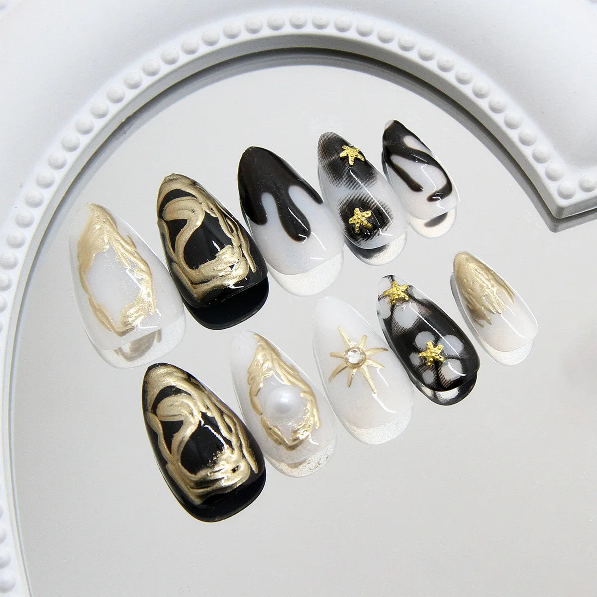 24 uñas postizas góticas de estrella de mar: almendra corta con diseños tribales 3D y estrella con incrustaciones de perlas.