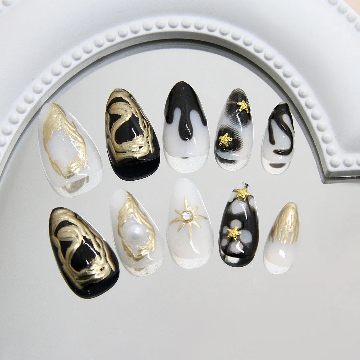 24 uñas postizas góticas de estrella de mar: almendra corta con diseños tribales 3D y estrella con incrustaciones de perlas.