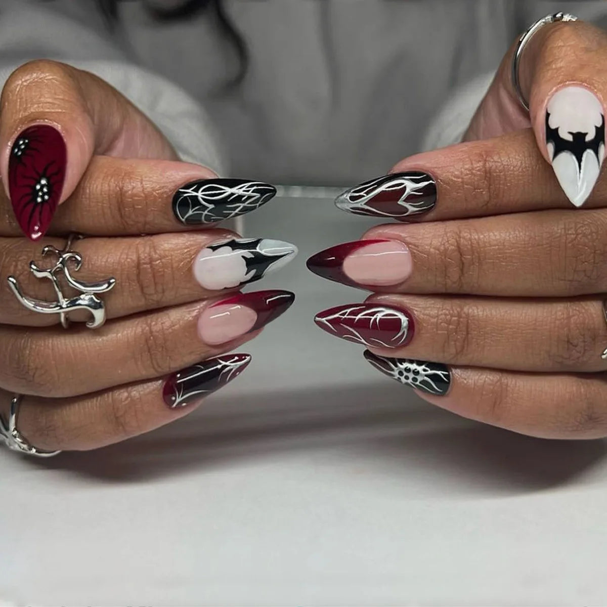 24Pcs Silver Spider Design Halloween Press-On Nails - Gothic Punk Almond False Nails