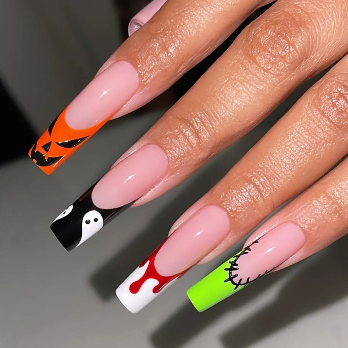 24pcs Halloween False Nails Glow in the Dark Ghost Spider Printed Press on Nail Halloween Manicure Supplies Wearable Fake Nails
