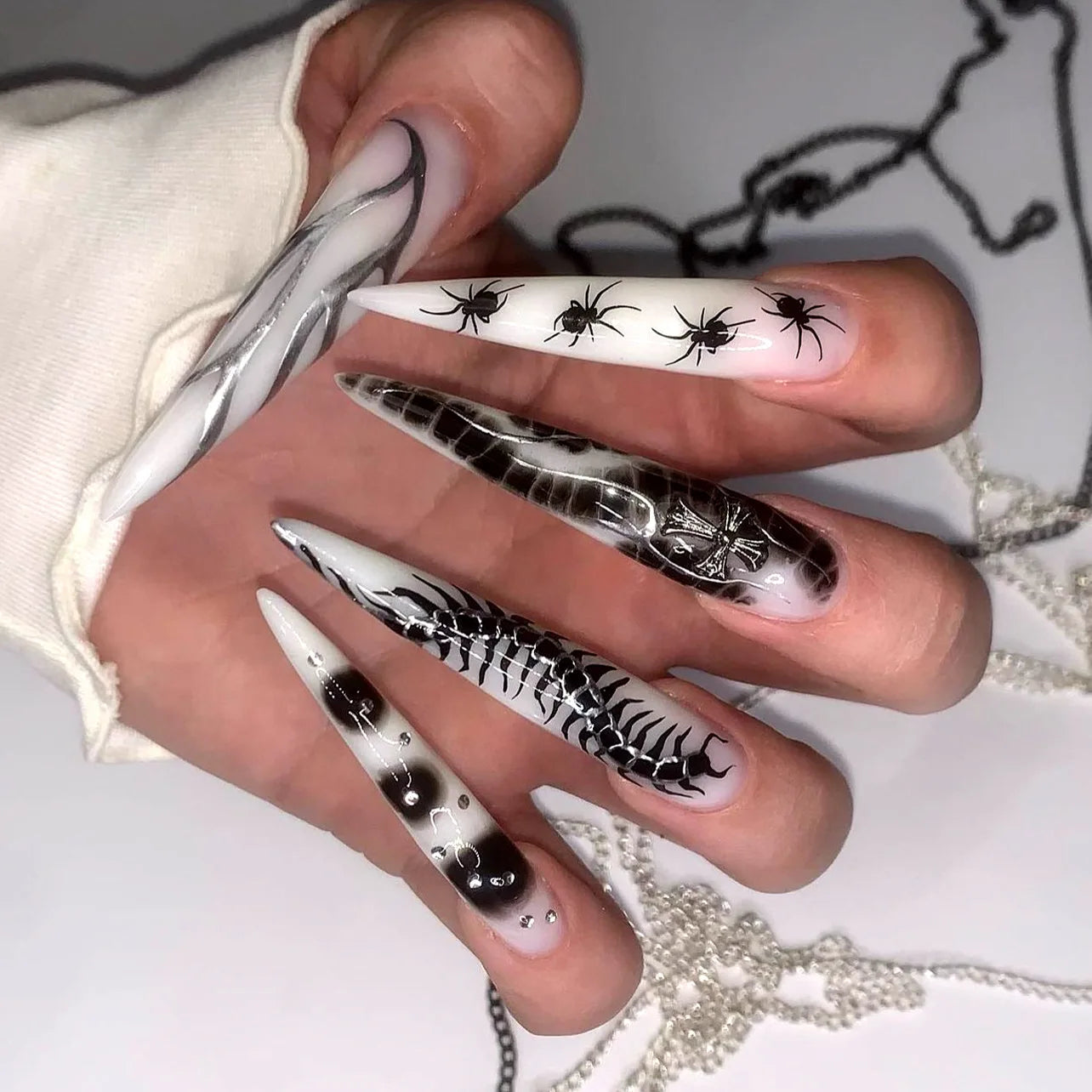 24Pcs Silver Spider Design Halloween Press-On Nails - Gothic Punk Almond False Nails