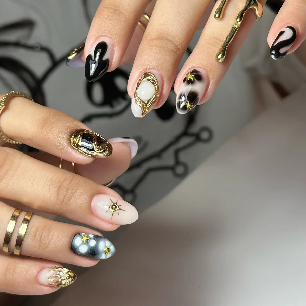 24 uñas postizas góticas de estrella de mar: almendra corta con diseños tribales 3D y estrella con incrustaciones de perlas.