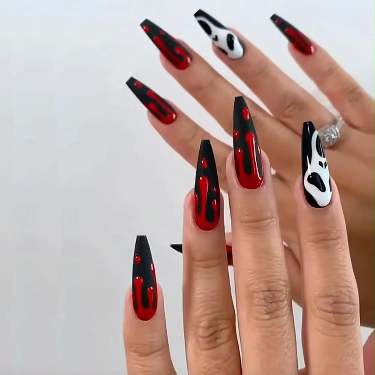 24pcs Halloween False Nails Glow in the Dark Ghost Spider Printed Press on Nail Halloween Manicure Supplies Wearable Fake Nails